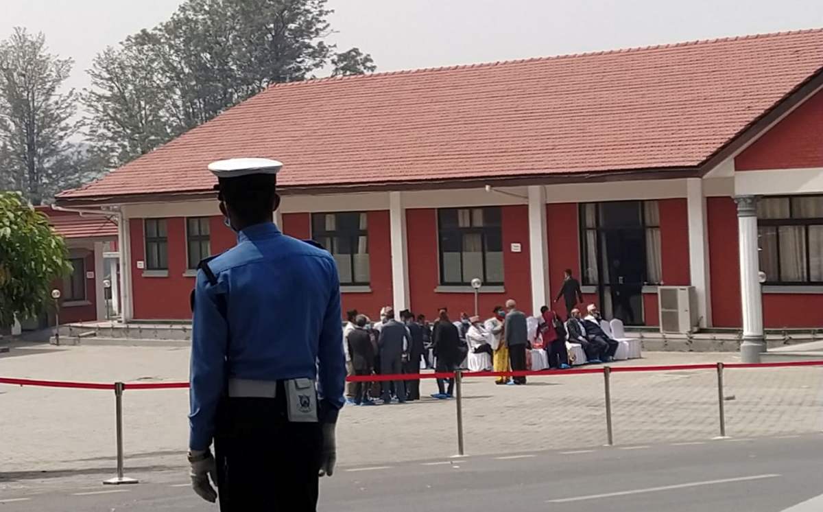 खनाल-नेपाल समूहले बहिस्कार गरेको एमाले संसदीय दलको बैठकमा बामदेव सहभागी